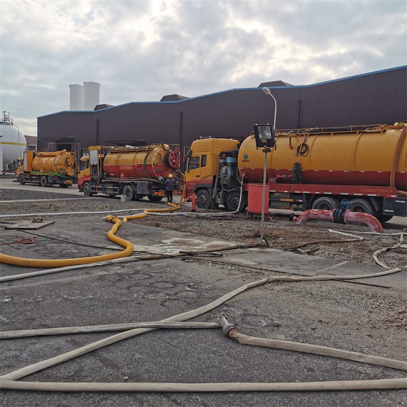 莺歌海镇污水池清理