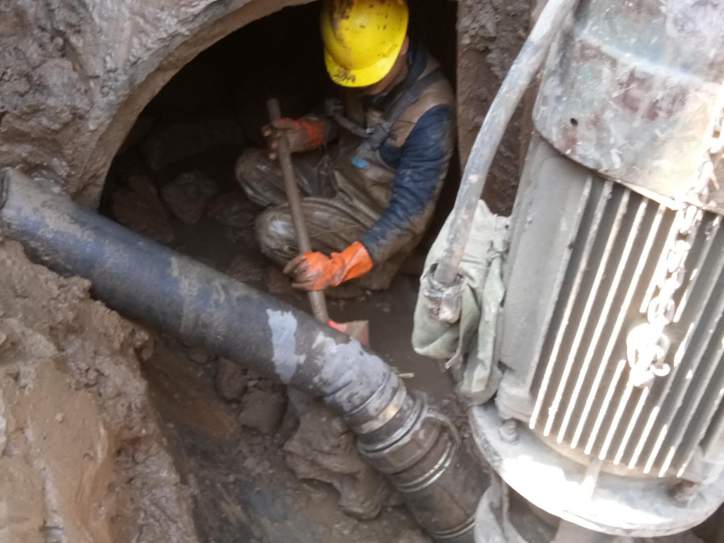 莺歌海镇管道清淤