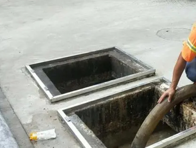 莺歌海镇化粪池清理