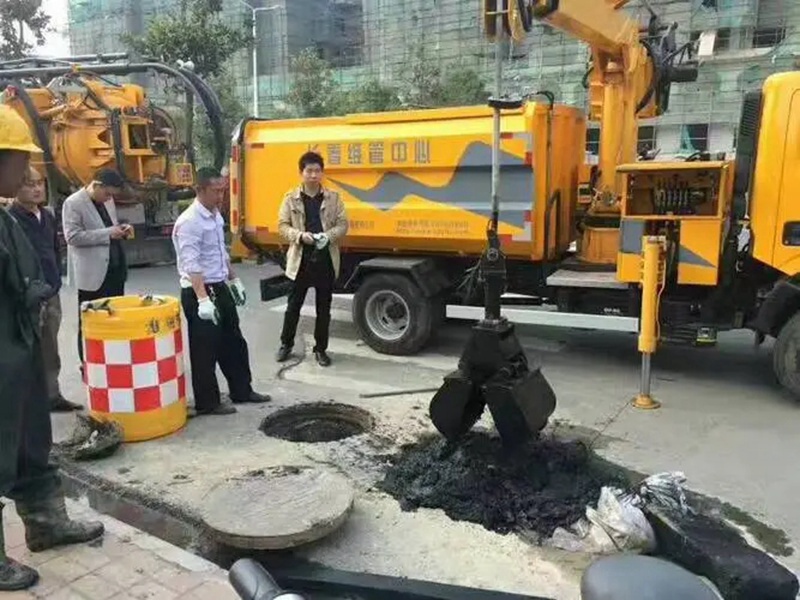 莺歌海镇街道：网格员化身“清道夫”，为民解忧疏通“堵心”化粪池