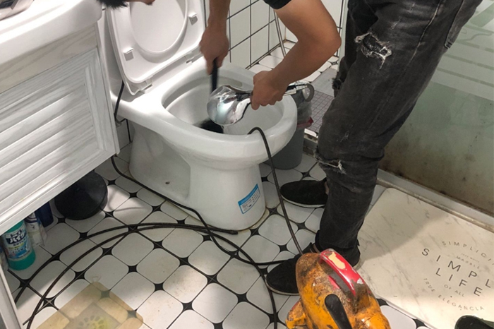 莺歌海镇马桶堵塞自己疏通还是找师傅?专业上门服务让你省时更省心